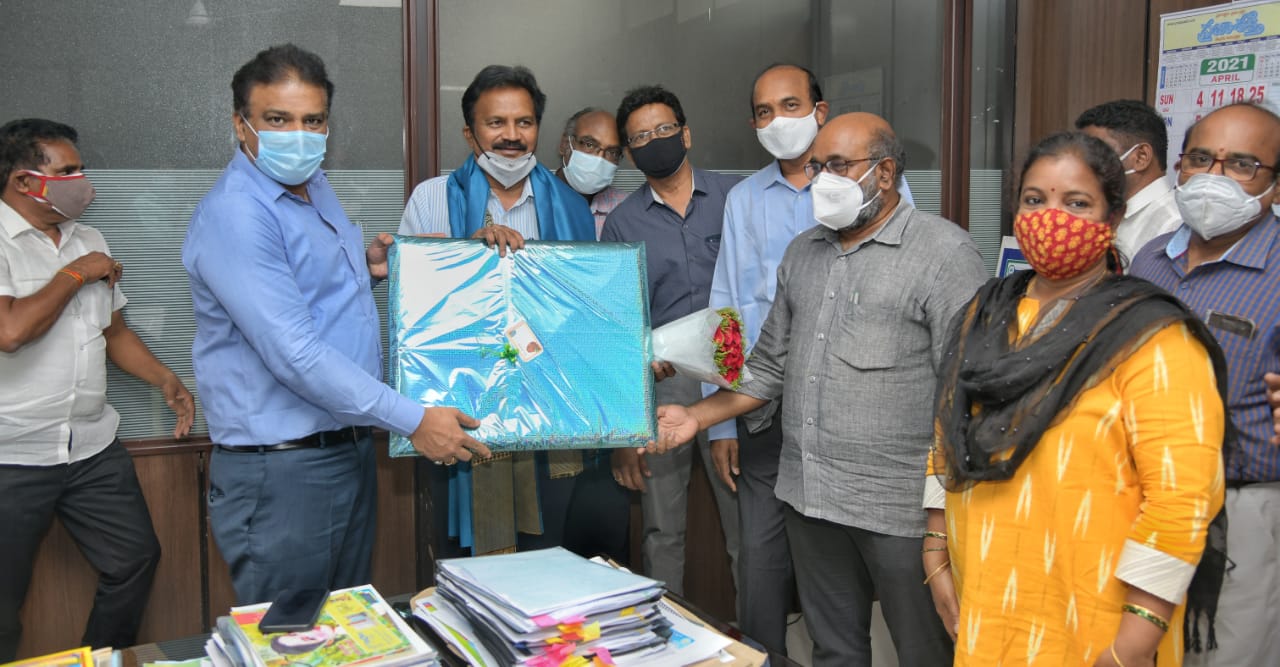 సమాచార పౌర సంబంధాల శాఖ అదనపు సంచాలకులు దాసరి శ్రీనివాస్ పదవీ విరమణ సమాచార పౌర సంబంధాల శాఖ అదనపు సంచాలకులు దాసరి శ్రీనివాస్ పదవీ విరమణ