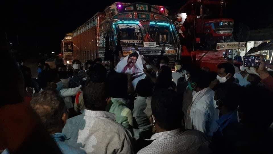 ఎంపీ సంతోష్ రావు దిష్టి బొమ్మ దగ్ధం ఎంపీ సంతోష్ రావు దిష్టి బొమ్మ దగ్ధం