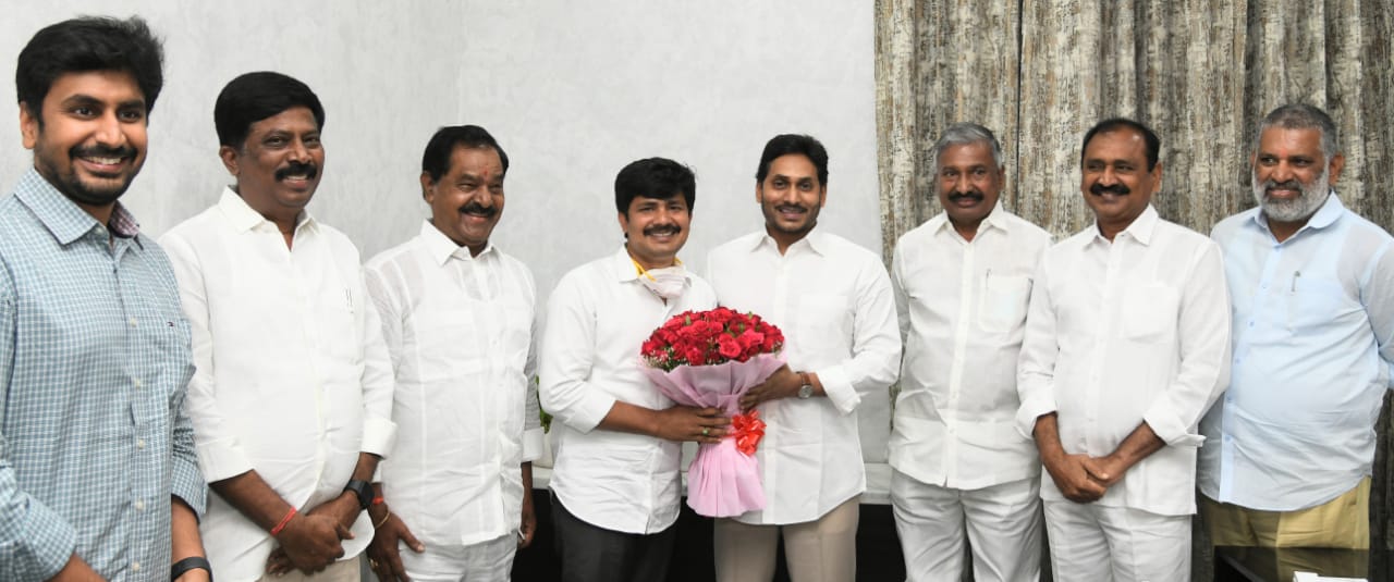 సీఎం జగన్ను కలిసిన తిరుపతి ఎంపీ గురుమూర్తి సీఎం జగన్ను కలిసిన తిరుపతి ఎంపీ గురుమూర్తి