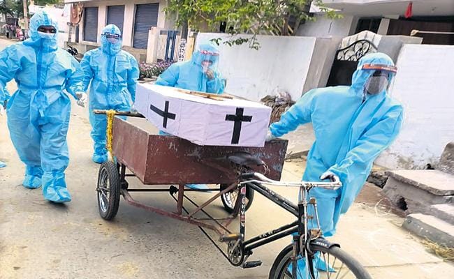 కరోనా విషాదం:వాలంటీర్లే ఆ నలుగురై. కరోనా విషాదం:వాలంటీర్లే ఆ నలుగురై.