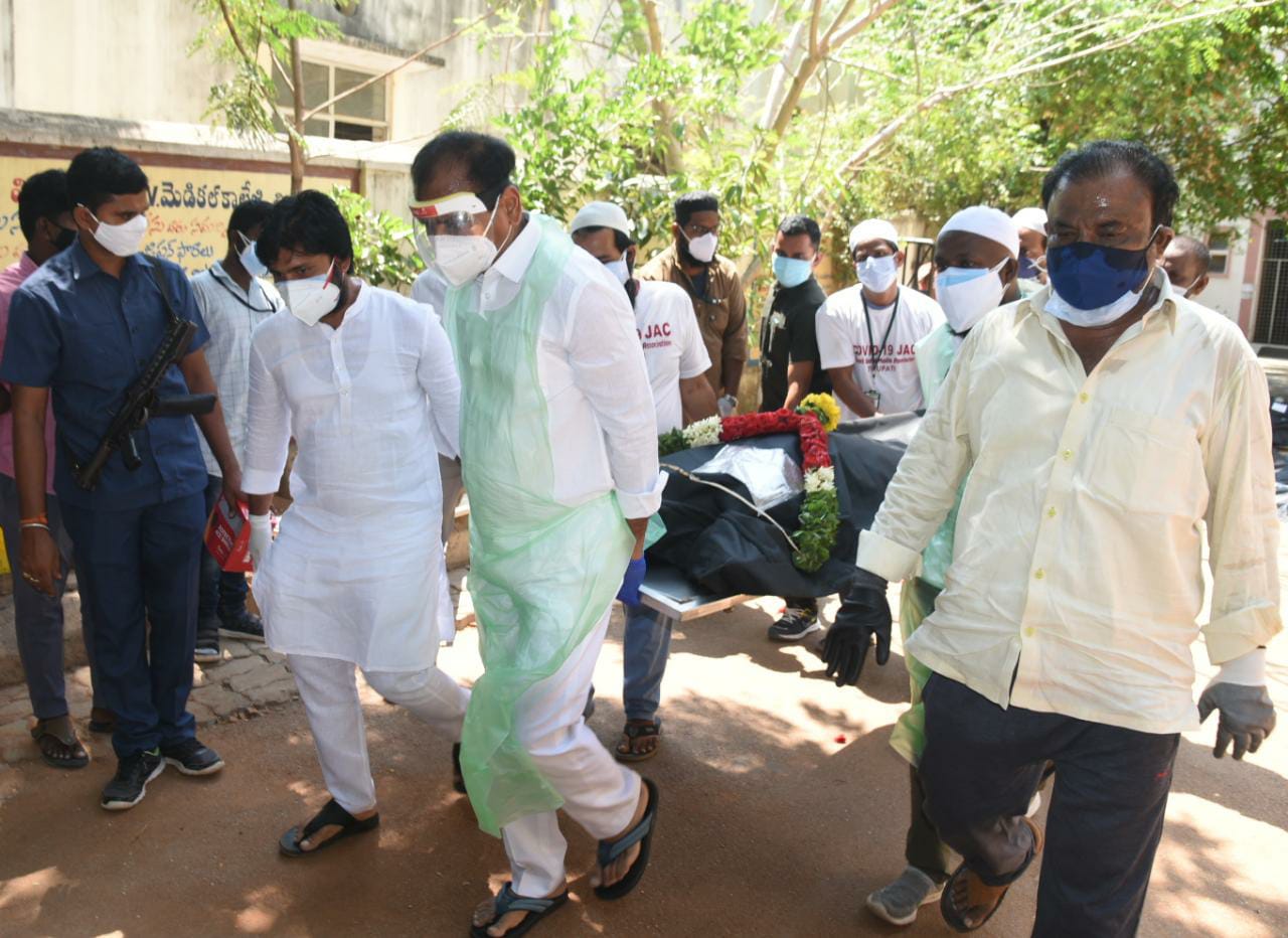 కోవిడ్ అనాధ మృతదేహాలకు భూమన అంతిమ సంస్కారాలు కోవిడ్ అనాధ మృతదేహాలకు భూమన అంతిమ సంస్కారాలు