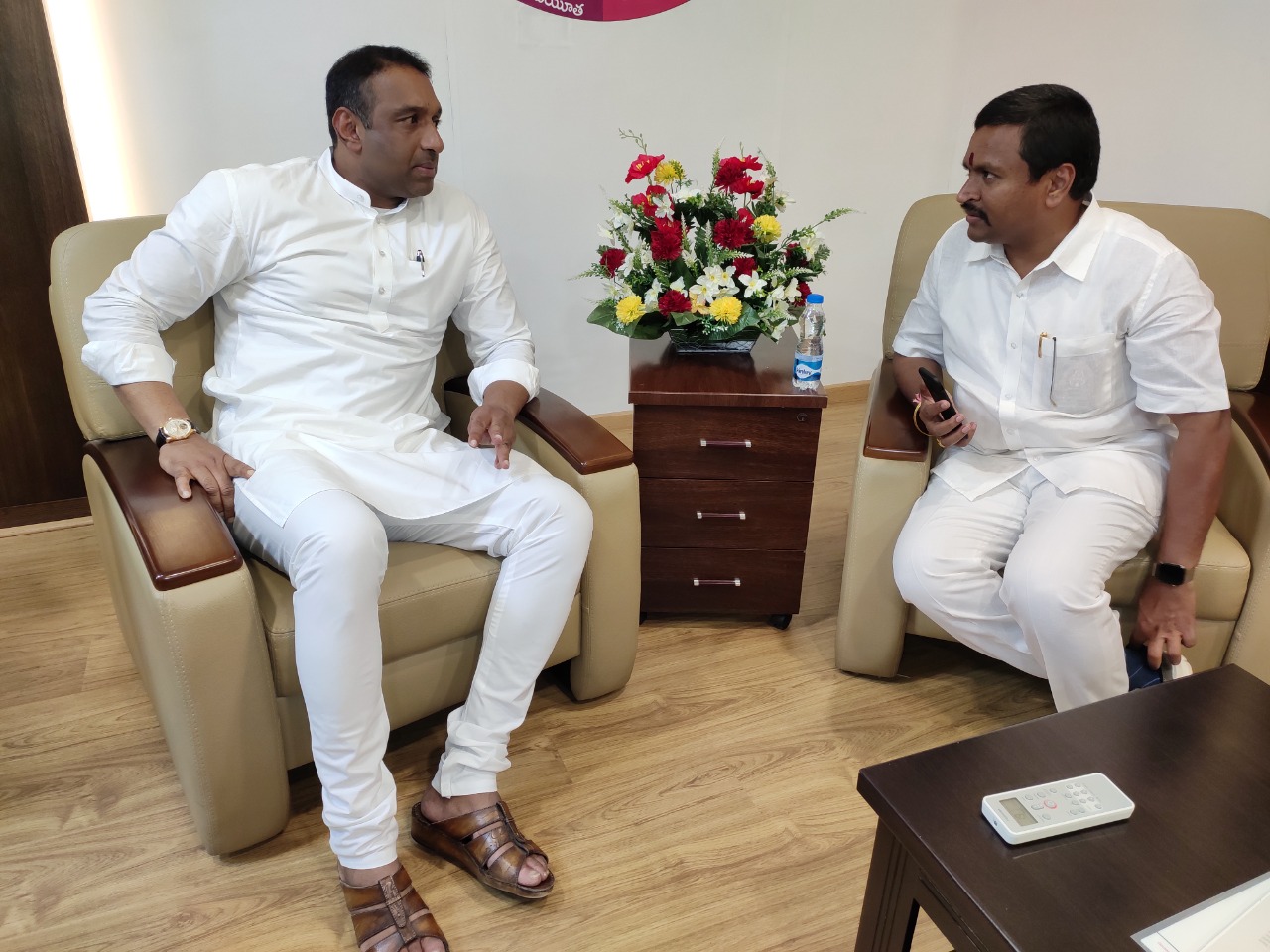మంత్రి వెలంపల్లి తండ్రి మృతికి మేకపాటి సంతాపం మంత్రి వెలంపల్లి తండ్రి మృతికి మేకపాటి సంతాపం