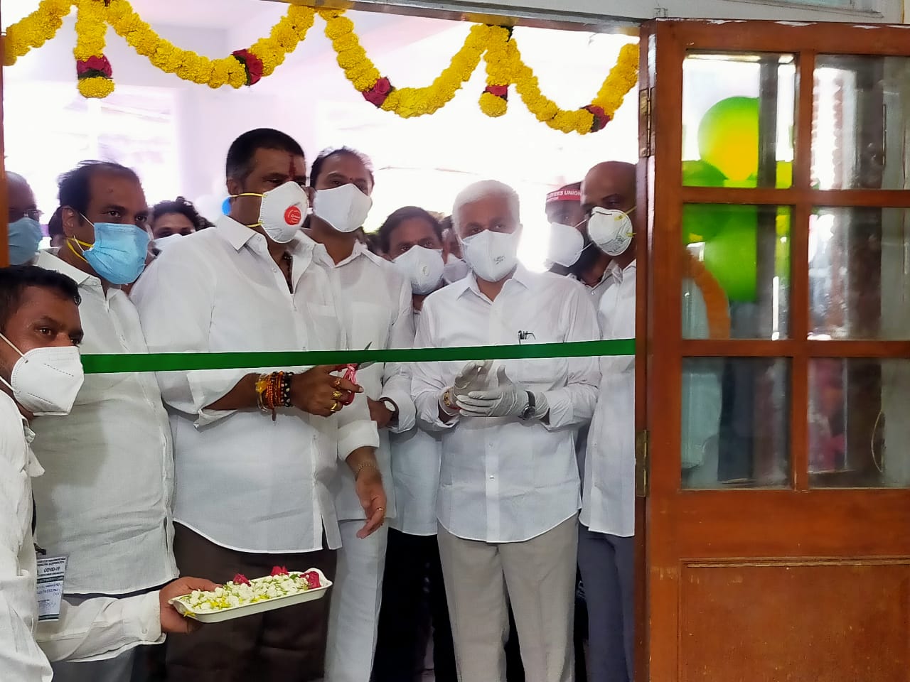 కోవిడ్ కేర్ సెంటర్ను ప్రారంభించిన మంత్రి ఆళ్ల నాని కోవిడ్ కేర్ సెంటర్ను ప్రారంభించిన మంత్రి ఆళ్ల నాని