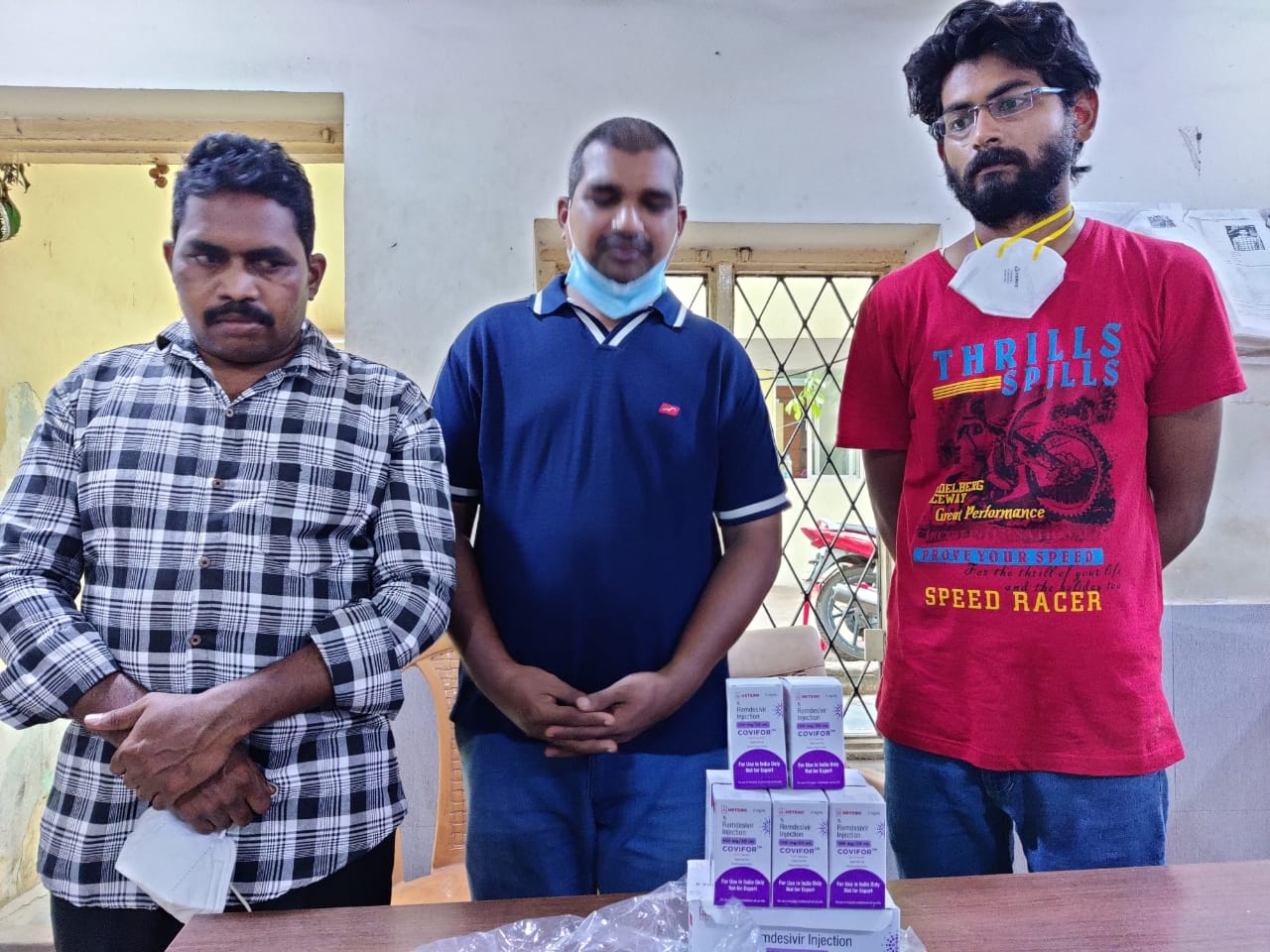 రెమిడీసీవర్ బ్లాక్ మార్కెటింగ్ చేస్తున్న ముగ్గురు అరెస్ట్ రెమిడీసీవర్ బ్లాక్ మార్కెటింగ్ చేస్తున్న ముగ్గురు అరెస్ట్