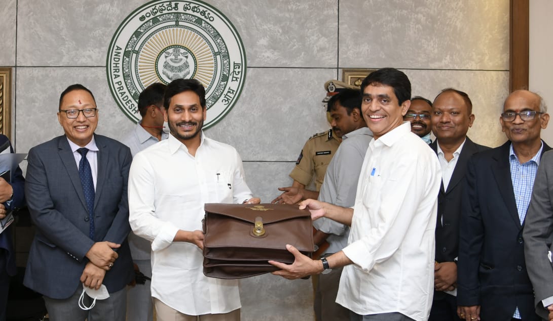 ముఖ్యమంత్రికి బడ్జెట్ పత్రాలను అందజేసిన ఆర్ధికశాఖ మంత్రి ముఖ్యమంత్రికి బడ్జెట్ పత్రాలను అందజేసిన ఆర్ధికశాఖ మంత్రి