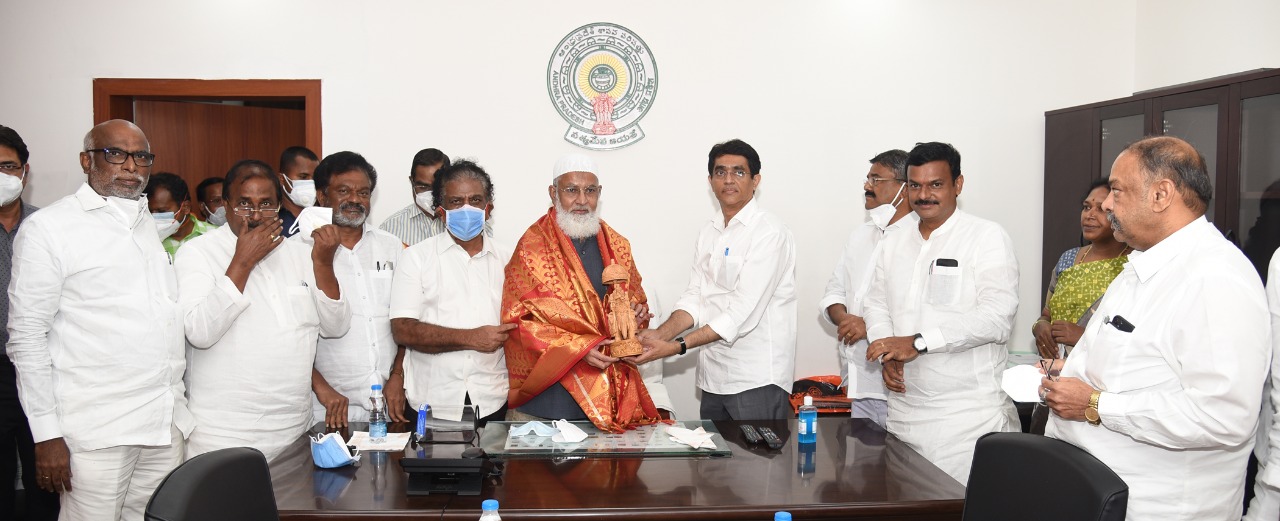 శాసన మండలి చైర్మన్ షరీఫ్ కు ఘన వీడ్కోలు శాసన మండలి చైర్మన్ షరీఫ్ కు ఘన వీడ్కోలు