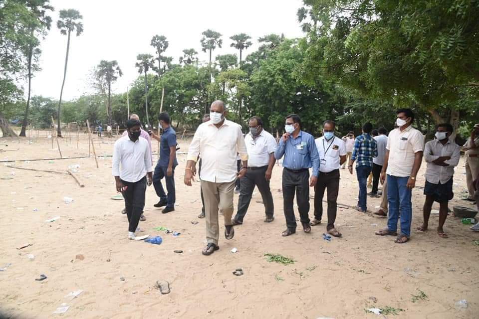 అనందయ్య ను కలసిన చెవిరెడ్డిభాస్కర్ రెడ్డి అనందయ్య ను కలసిన చెవిరెడ్డిభాస్కర్ రెడ్డి