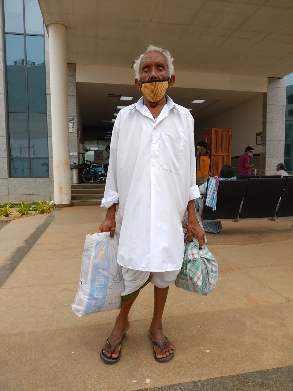కోవిడ్ ను జయించిన 90 ఏళ్ల వృద్ధుడు కోవిడ్ ను జయించిన 90 ఏళ్ల వృద్ధుడు
