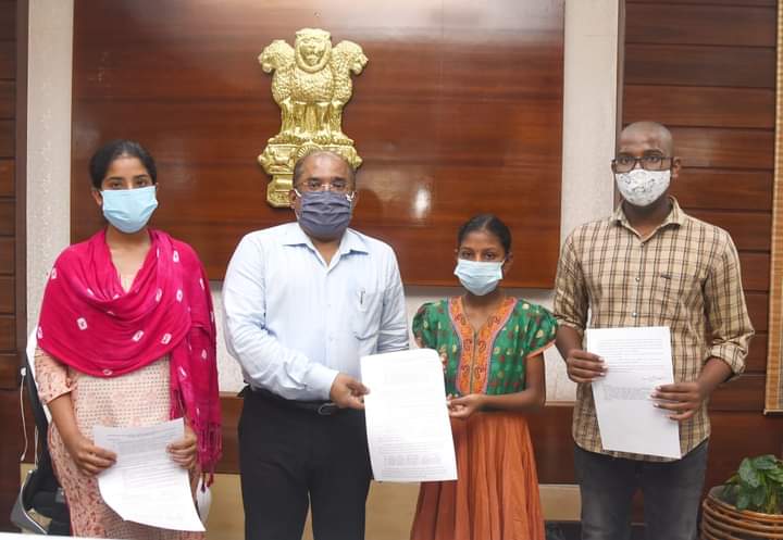 కరోనాతో అనాథలైన పిల్లల పేరుతో రూ.10లక్షలు ఫిక్స్డ్ డిపాజిట్. కరోనాతో అనాథలైన పిల్లల పేరుతో రూ.10లక్షలు ఫిక్స్డ్ డిపాజిట్.