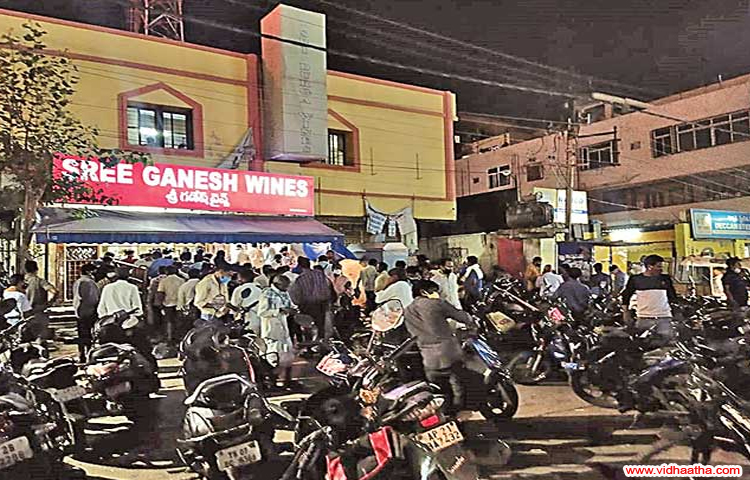 లాక్డౌన్ ఎఫెక్ట్ : మద్యం దుకాణాల వద్ద రద్దీ లాక్డౌన్ ఎఫెక్ట్ : మద్యం దుకాణాల వద్ద రద్దీ