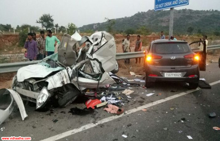 కారు ఢీకొని ముగ్గురు దుర్మరణం కారు ఢీకొని ముగ్గురు దుర్మరణం