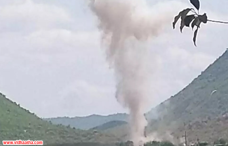ముగ్గురాళ్ల పేలుడు ఘటనలో కీలక వ్యక్తి అరెస్ట్ ముగ్గురాళ్ల పేలుడు ఘటనలో కీలక వ్యక్తి అరెస్ట్