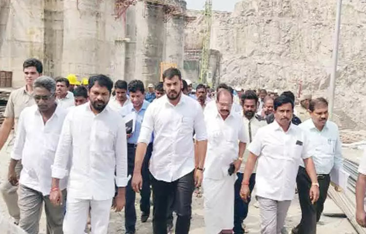 పోలవరంలో మంత్రి అనిల్ పర్యటన పోలవరంలో మంత్రి అనిల్ పర్యటన