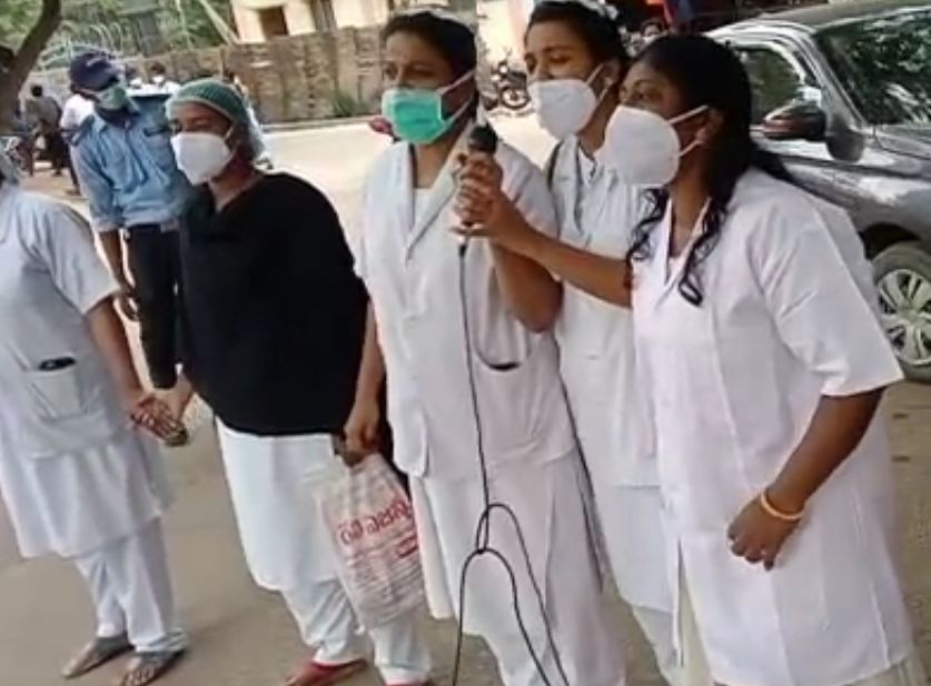 సమ్మె బాట పట్టిన అనంతపురం సర్వజనాసుపత్రి స్టాఫ్ నర్సులు సమ్మె బాట పట్టిన అనంతపురం సర్వజనాసుపత్రి స్టాఫ్ నర్సులు