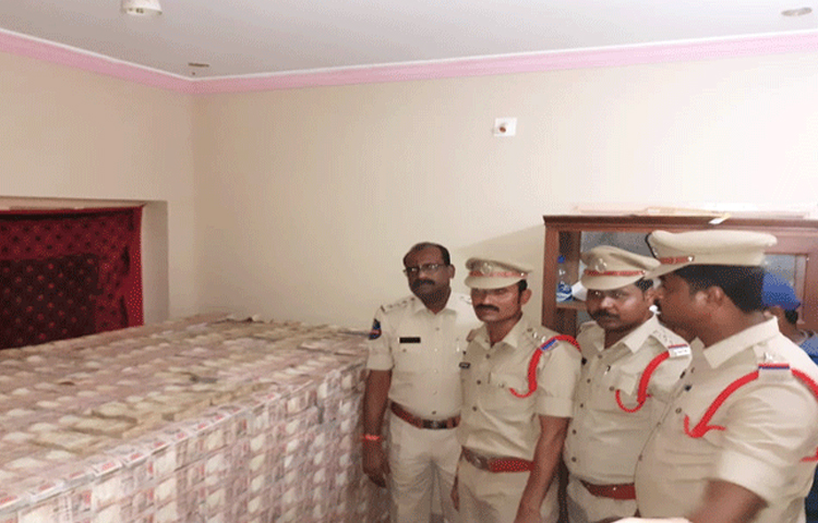 కోటి కాదు రెండు కోట్లు కాదు ఏకంగా 17 కోట్ల 70లక్షల స్కాం కోటి కాదు రెండు కోట్లు కాదు ఏకంగా 17 కోట్ల 70లక్షల స్కాం