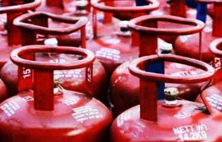 LPG Hike | షాక్ ఇచ్చిన చమురు కంపెనీలు.. సిలిండర్ ధర రూ.200పైగా పెంపు LPG Hike | షాక్ ఇచ్చిన చమురు కంపెనీలు.. సిలిండర్ ధర రూ.200పైగా పెంపు