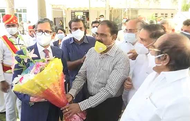 సీజేఐని కలిసిన తెలుగు కవులు, రచయితలు సీజేఐని కలిసిన తెలుగు కవులు, రచయితలు