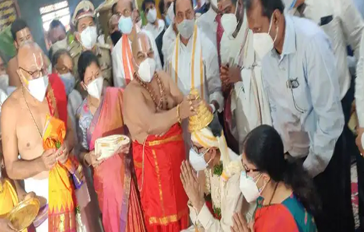యాదాద్రి లక్ష్మీనరసింహ స్వామివారిని దర్శించుకున్న సుప్రీంకోర్టు చీఫ్ జస్టిస్ ఎన్వీ రమణ యాదాద్రి లక్ష్మీనరసింహ స్వామివారిని దర్శించుకున్న సుప్రీంకోర్టు చీఫ్ జస్టిస్ ఎన్వీ రమణ