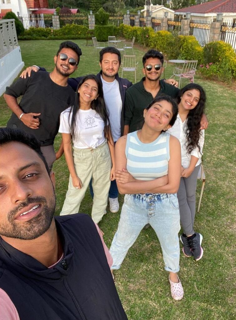 సాయిపల్లవి కెమెరాకు ఎలా ఫోజులు ఇచ్చిందో చూడండి ? సాయిపల్లవి కెమెరాకు ఎలా ఫోజులు ఇచ్చిందో చూడండి ?
