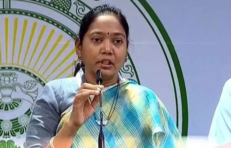 తాడేపల్లి హత్యాచార ఘటన బాధితురాలిని పరామర్శించిన మంత్రులు సుచరిత, తానేటి వనిత. తాడేపల్లి హత్యాచార ఘటన బాధితురాలిని పరామర్శించిన మంత్రులు సుచరిత, తానేటి వనిత.
