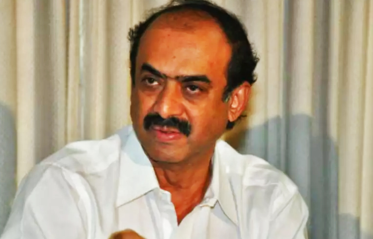 నాగార్జున చేతిలో మోసపోయిన సురేష్ బాబు నాగార్జున చేతిలో మోసపోయిన సురేష్ బాబు
