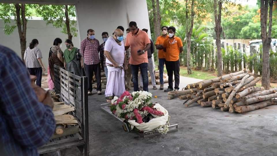 గత నెల 12నకరోనా తో మృతి.. నేడు ఇంటికి తిరిగివచ్చిన మహిళ .. షాక్ లో కుటుంబసభ్యులు గత నెల 12నకరోనా తో మృతి.. నేడు ఇంటికి తిరిగివచ్చిన మహిళ .. షాక్ లో కుటుంబసభ్యులు