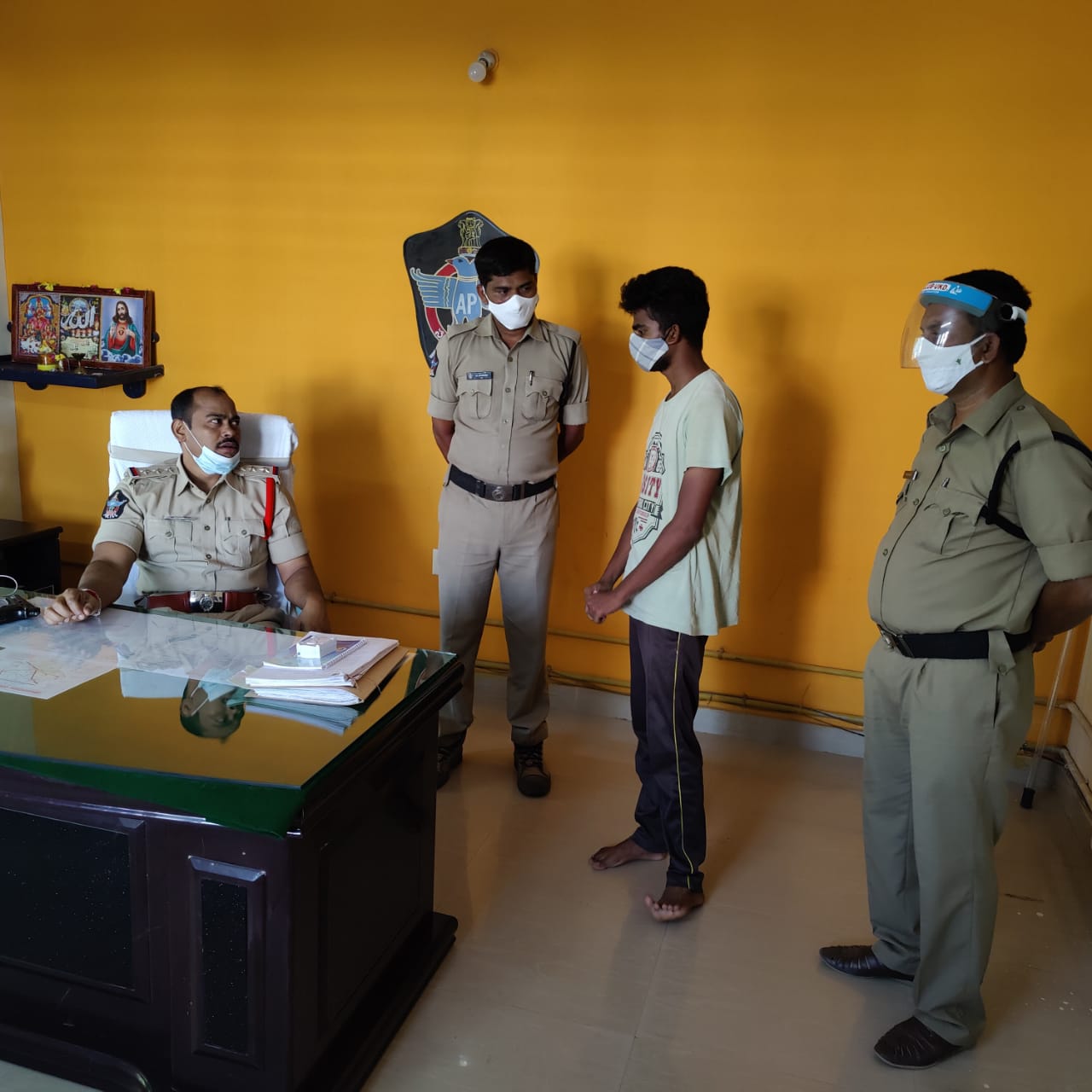 ఫిర్యాదు స్వీకరించిన గంటలోపే యువకుడి ఆత్మహత్యాయత్నం ఫిర్యాదు స్వీకరించిన గంటలోపే యువకుడి ఆత్మహత్యాయత్నం