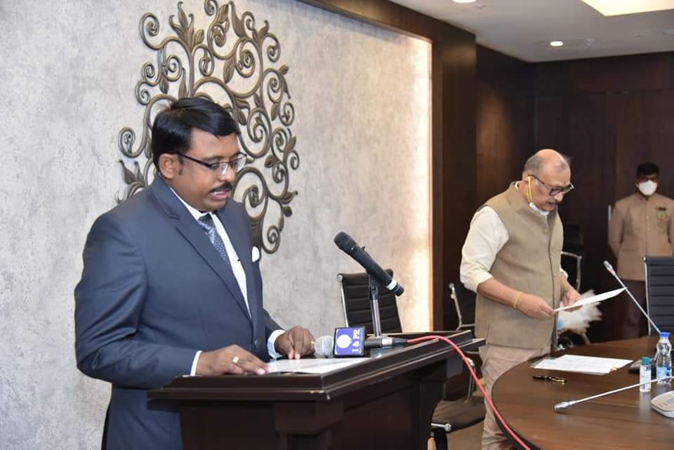రాష్ట్ర సమాచార కమీషన్ కమిషనర్లుగా ఉల్చల హరిప్రసాద్ రెడ్డి,కాకర్ల చెన్నారెడ్డి ప్రమాణస్వీకారం రాష్ట్ర సమాచార కమీషన్ కమిషనర్లుగా ఉల్చల హరిప్రసాద్ రెడ్డి,కాకర్ల చెన్నారెడ్డి ప్రమాణస్వీకారం