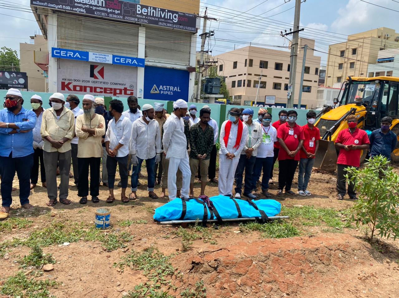 కరోనా వ్యాధి తో మరణించిన ముస్లిం మహిళ అంత్యక్రియల్లో పాల్గొన్న సిపిఐ రాష్ట్ర కార్యదర్శి రామకృష్ణ కరోనా వ్యాధి తో మరణించిన ముస్లిం మహిళ అంత్యక్రియల్లో పాల్గొన్న సిపిఐ రాష్ట్ర కార్యదర్శి రామకృష్ణ