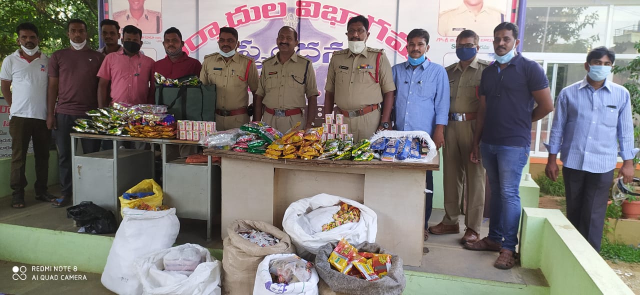 హిందూపురం పట్టణంలో గుట్కా స్థావరాల పై పోలీసుల మెరుపు దాడి హిందూపురం పట్టణంలో గుట్కా స్థావరాల పై పోలీసుల మెరుపు దాడి
