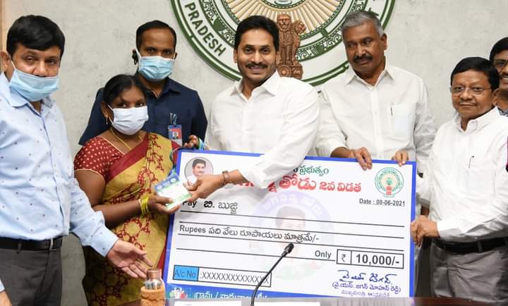 పాదయాత్ర సమయంలో చిరు వ్యాపారుల కష్టాలను చూసా.. పాదయాత్ర సమయంలో చిరు వ్యాపారుల కష్టాలను చూసా..