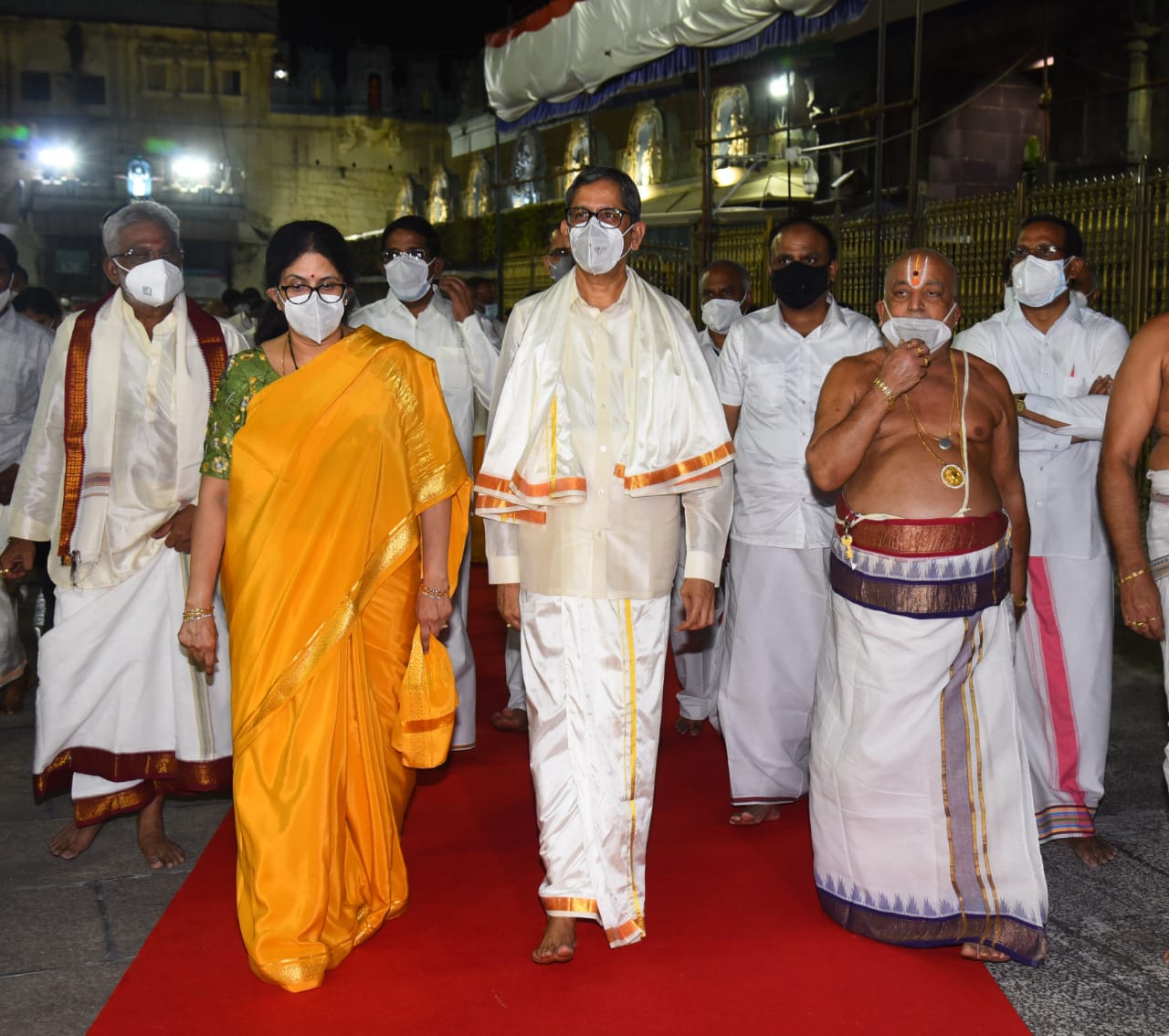 తిరుచానూరు అమ్మవారిసేవలో ఎన్వీ రమణ కుటుంబసభ్యులు తిరుచానూరు అమ్మవారిసేవలో ఎన్వీ రమణ కుటుంబసభ్యులు