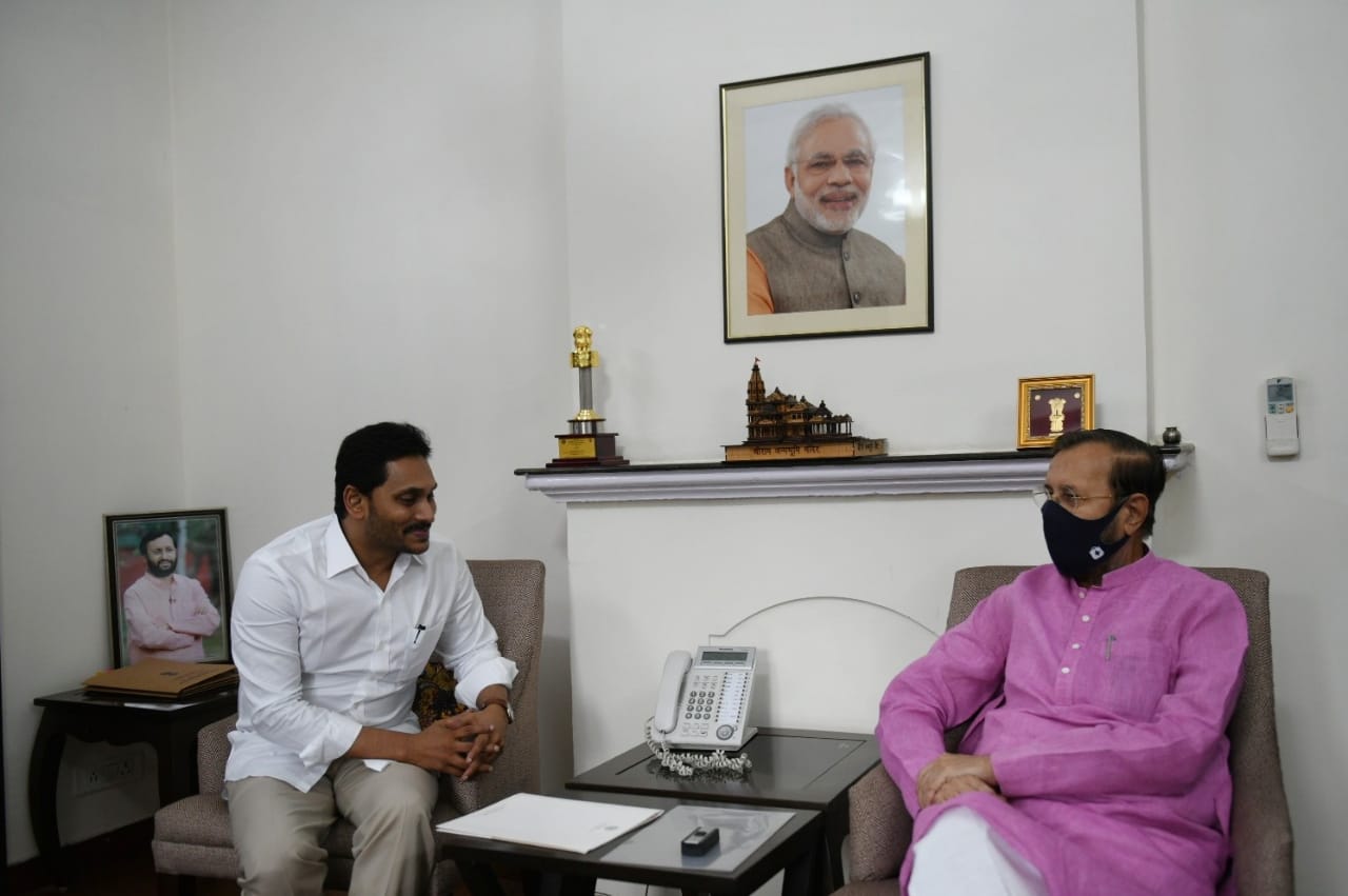 కేంద్రమంత్రి జవదేకర్తో ఏపీ సీఎం భేటీ కేంద్రమంత్రి జవదేకర్తో ఏపీ సీఎం భేటీ