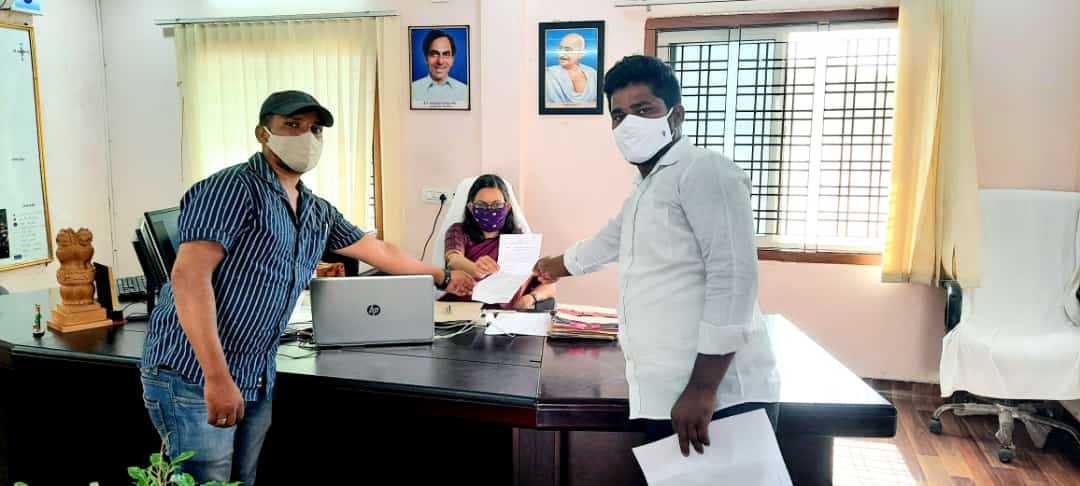 జర్నలిస్టు రఘుని విడుదల చేయాలని వినతి పత్రాన్ని అందజేసిన తీన్మార్ మల్లన్న టీం జర్నలిస్టు రఘుని విడుదల చేయాలని వినతి పత్రాన్ని అందజేసిన తీన్మార్ మల్లన్న టీం