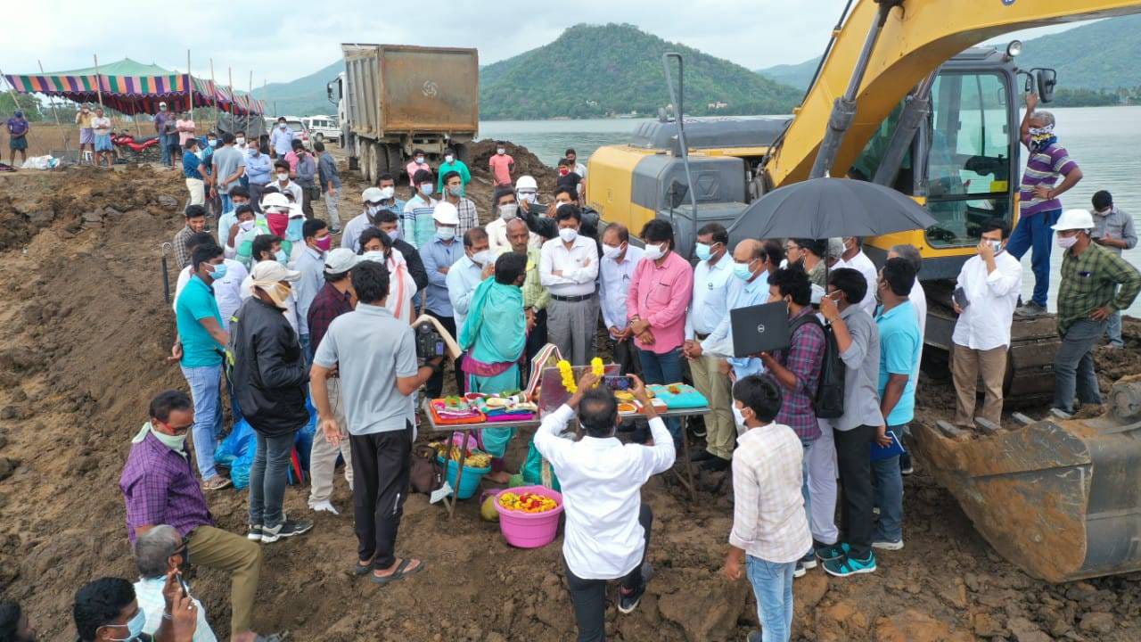పోలవరం ప్రాజెక్టు దగ్గర గోదావరి నదీప్రవాహమళ్ళింపుకు పూజాకార్యాక్రమాలు పోలవరం ప్రాజెక్టు దగ్గర గోదావరి నదీప్రవాహమళ్ళింపుకు పూజాకార్యాక్రమాలు
