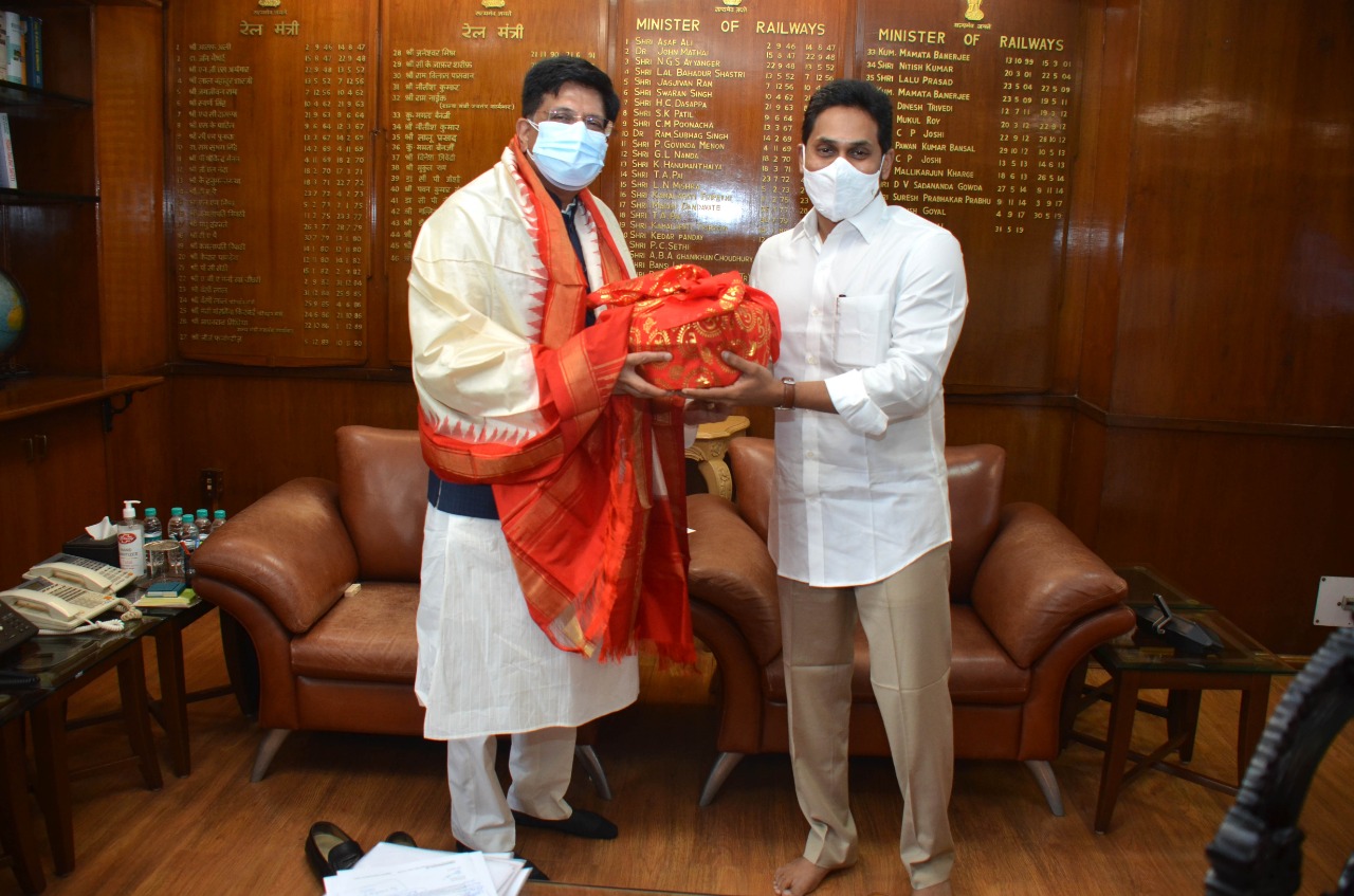 కేంద్ర మంత్రి పియూష్ గోయల్తో ముఖ్యమంత్రి భేటీ కేంద్ర మంత్రి పియూష్ గోయల్తో ముఖ్యమంత్రి భేటీ