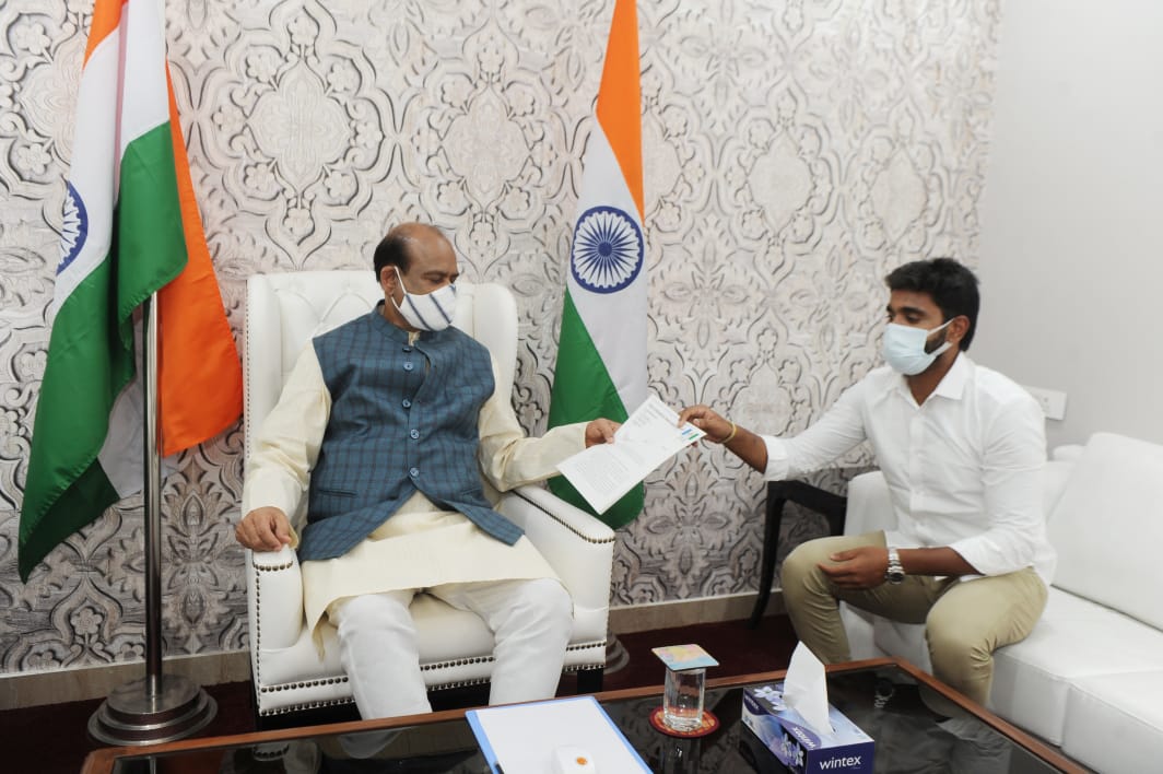 రఘురామకృష్ణరాజును డిస్ క్వాలిఫై చేయండిః లోక్ సభ స్పీకర్ కు చీఫ్ విప్ భరత్ ఫిర్యాదు రఘురామకృష్ణరాజును డిస్ క్వాలిఫై చేయండిః లోక్ సభ స్పీకర్ కు చీఫ్ విప్ భరత్ ఫిర్యాదు