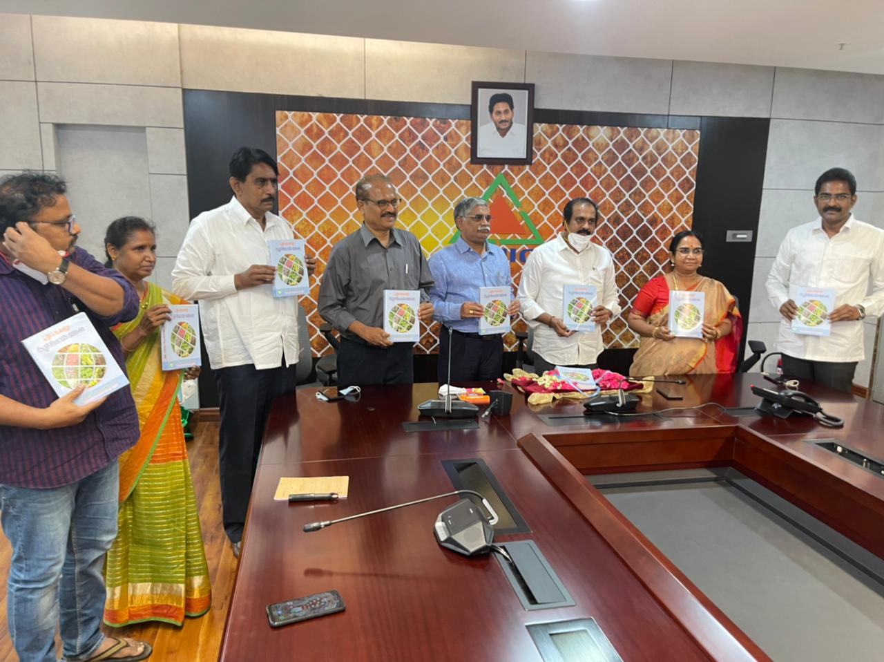 ప్రజా ఆరోగ్యానికి మేలు కలిగేలా ఉద్యాన విశ్వ విద్యాలయం మరిన్ని పరిశోధనలు , ఆవిష్కరణలు చేయాలి -వ్యవసాయ మంత్రి కన్నబాబు ప్రజా ఆరోగ్యానికి మేలు కలిగేలా ఉద్యాన విశ్వ విద్యాలయం మరిన్ని పరిశోధనలు , ఆవిష్కరణలు చేయాలి -వ్యవసాయ మంత్రి కన్నబాబు