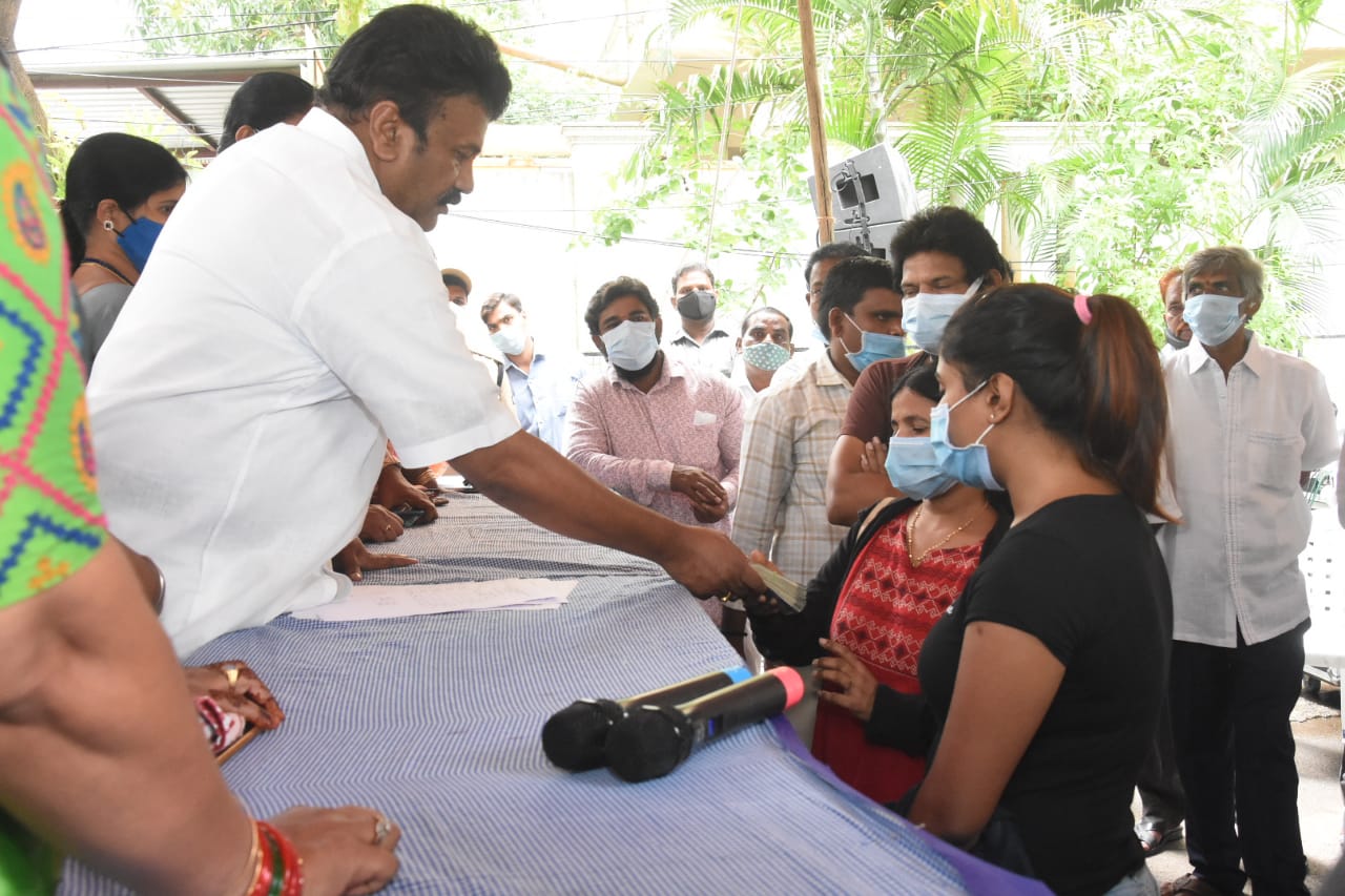 సినీ గేయ రచయిత కందికొండ యాదగిరి కుటుంబానికి అండగా ఉంటాం..మంత్రి తలసాని సినీ గేయ రచయిత కందికొండ యాదగిరి కుటుంబానికి అండగా ఉంటాం..మంత్రి తలసాని
