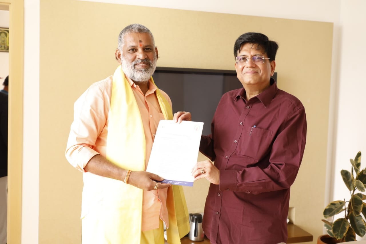 చారిత్రాత్మక ప్రదేశం చంద్రగిరి రైల్వేస్టేషన్ ను అభివృద్ధి చేయాలని…కేంద్ర రైల్వే శాఖ మంత్రి పియూష్ గోయల్ కు ఎమ్మెల్యే చెవిరెడ్డి వినతి చారిత్రాత్మక ప్రదేశం చంద్రగిరి రైల్వేస్టేషన్ ను అభివృద్ధి చేయాలని…కేంద్ర రైల్వే శాఖ మంత్రి పియూష్ గోయల్ కు ఎమ్మెల్యే చెవిరెడ్డి వినతి