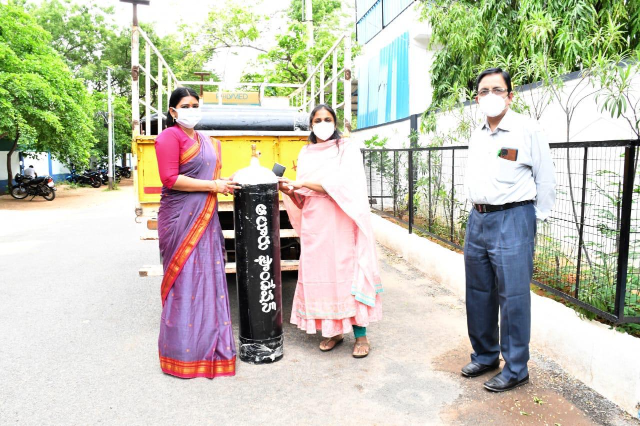40 ఆక్సిజన్ సిలిండర్ల అందచేసిన ఎమ్మెల్యే జొన్నలగడ్డ పద్మావతి 40 ఆక్సిజన్ సిలిండర్ల అందచేసిన ఎమ్మెల్యే జొన్నలగడ్డ పద్మావతి