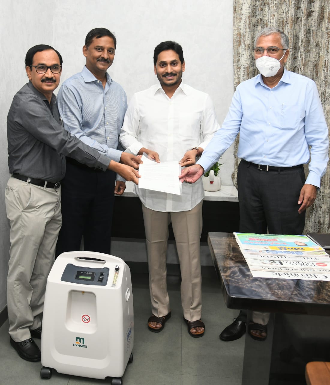 ముఖ్యమంత్రి సహాయ నిధికి రూ. 2 కోట్ల విలువైన 200 ఆక్సీజన్ కాన్సన్ట్రేటర్లను అందజేసిన..సిక్మా ముఖ్యమంత్రి సహాయ నిధికి రూ. 2 కోట్ల విలువైన 200 ఆక్సీజన్ కాన్సన్ట్రేటర్లను అందజేసిన..సిక్మా