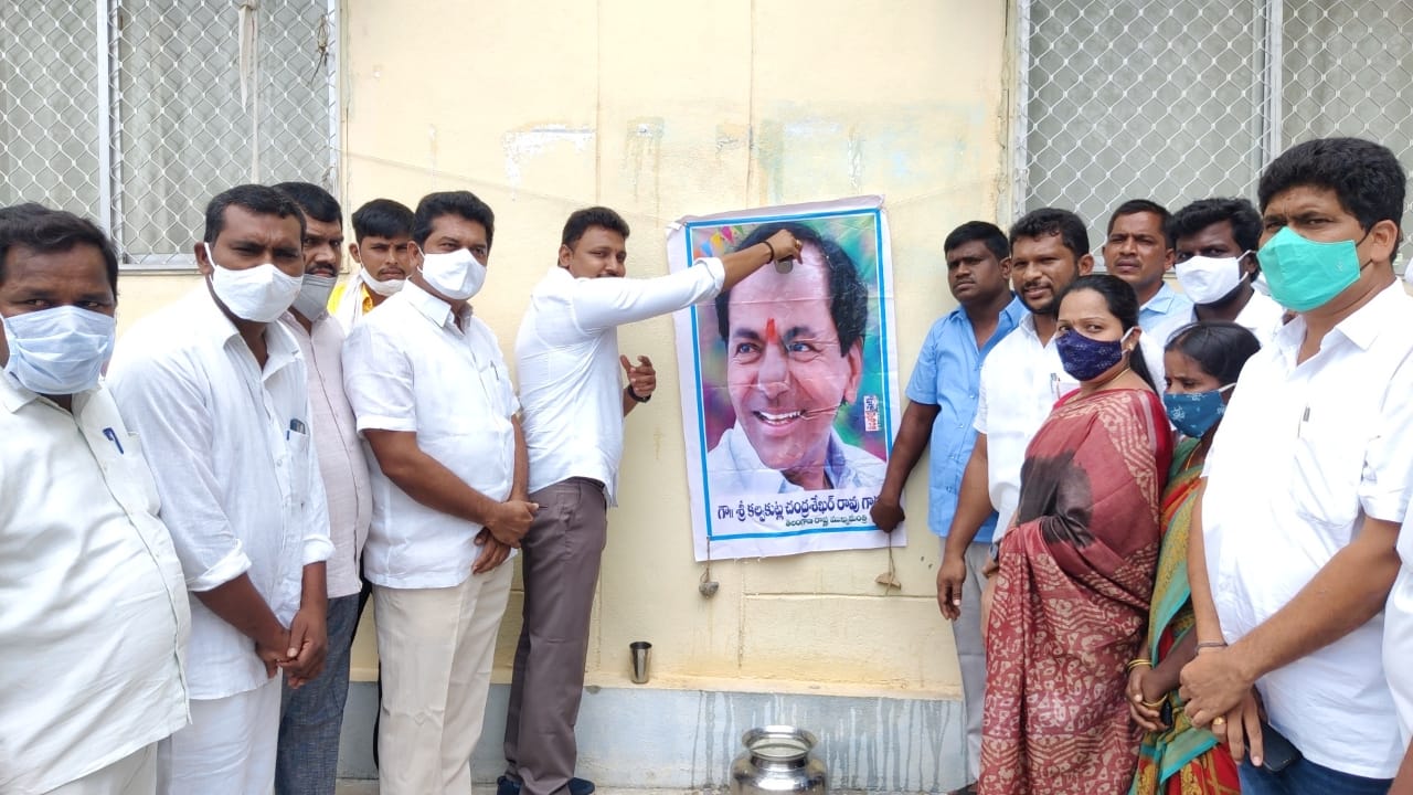 సీఎం కేసీఆర్ కు పాలాభిషేకం చేసిన నోముల భగత్ సీఎం కేసీఆర్ కు పాలాభిషేకం చేసిన నోముల భగత్