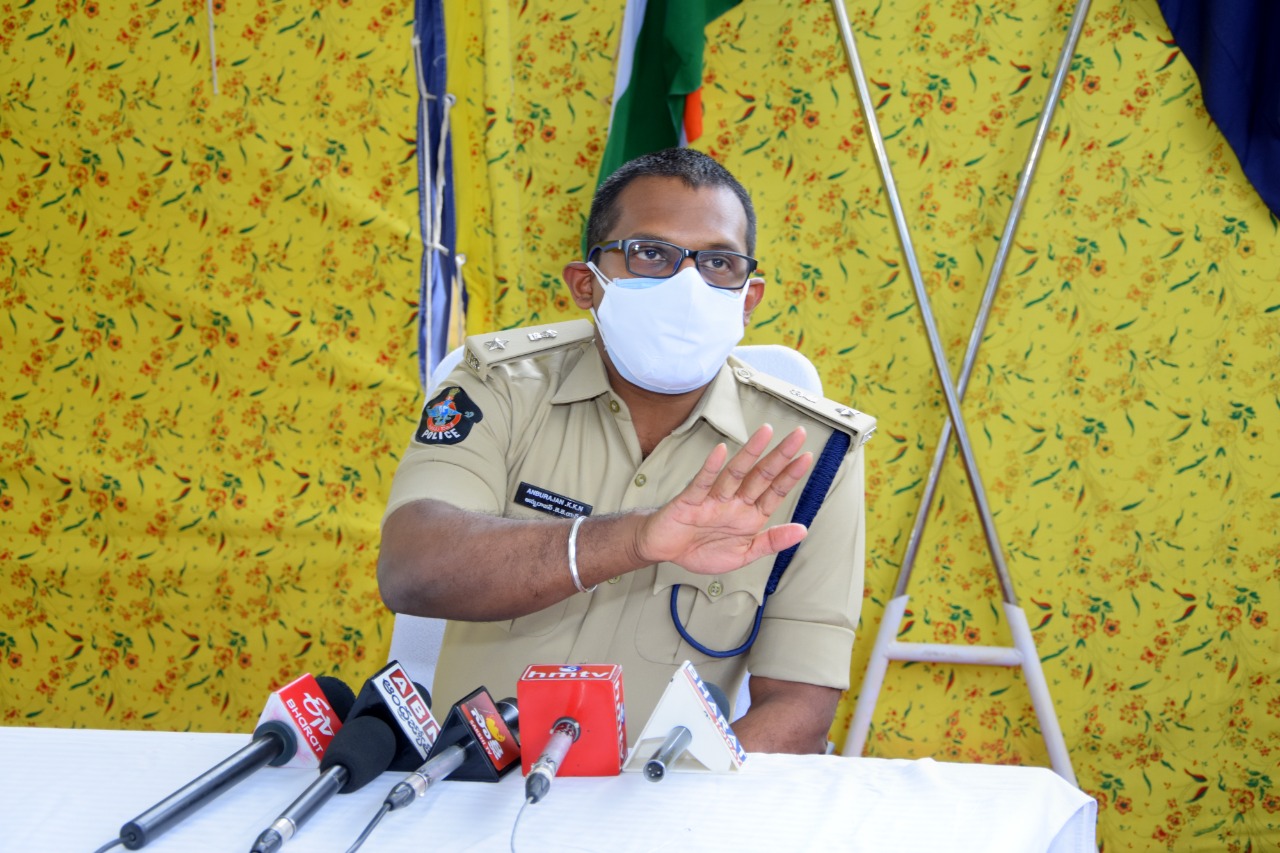 బద్వేలు లో శిరీష అనే యువతి హత్యపై ఎస్.పి అన్బురాజన్ ఐ.పి.ఎస్ మీడియా సమావేశం… బద్వేలు లో శిరీష అనే యువతి హత్యపై ఎస్.పి అన్బురాజన్ ఐ.పి.ఎస్ మీడియా సమావేశం…
