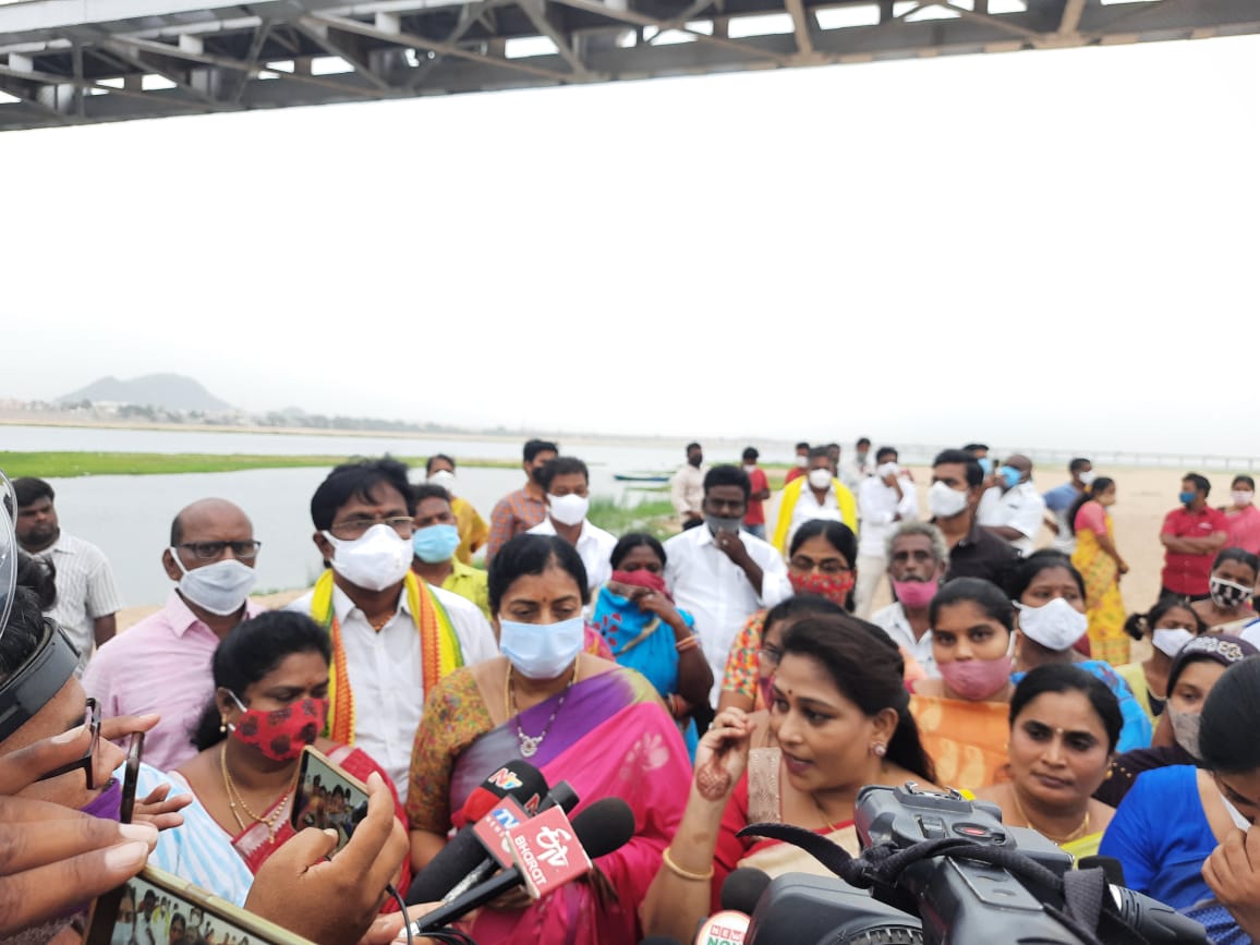 పుష్కరఘూట్ లో అత్యాచారం జరిగిన ప్రదేశం ను పరిశీలించిన రాష్ట్ర తెలుగుమహిళా విభాగం మరియు టీడీపీ బృందం పుష్కరఘూట్ లో అత్యాచారం జరిగిన ప్రదేశం ను పరిశీలించిన రాష్ట్ర తెలుగుమహిళా విభాగం మరియు టీడీపీ బృందం