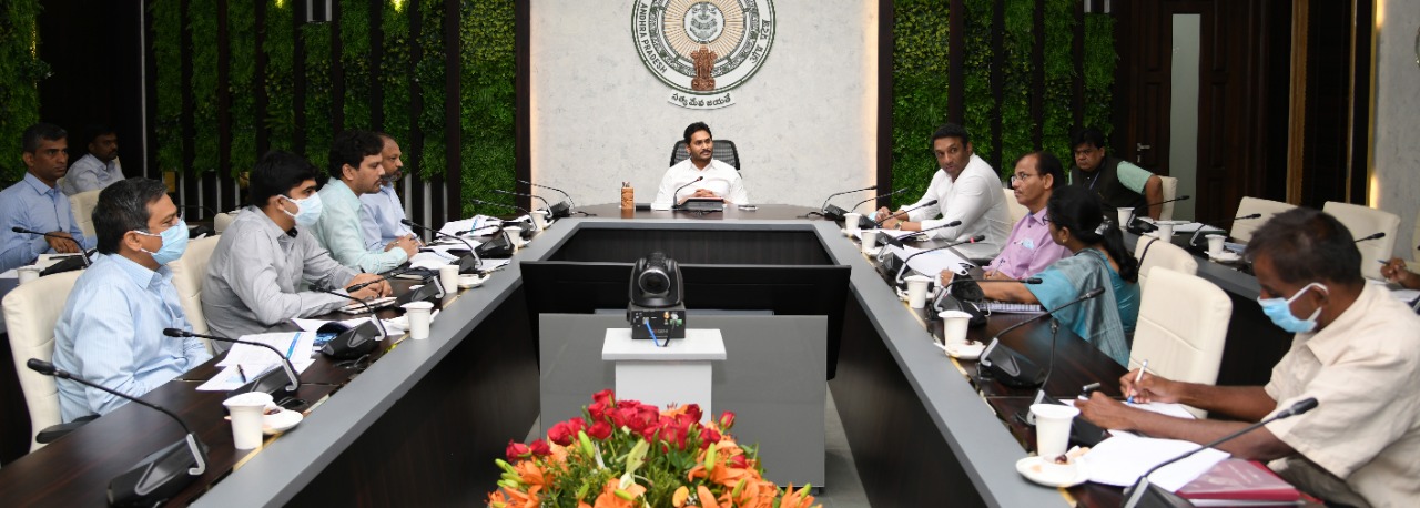 ఐటీ పాలసీపై సీఎం వైఎస్ జగన్ సమీక్ష ఐటీ పాలసీపై సీఎం వైఎస్ జగన్ సమీక్ష