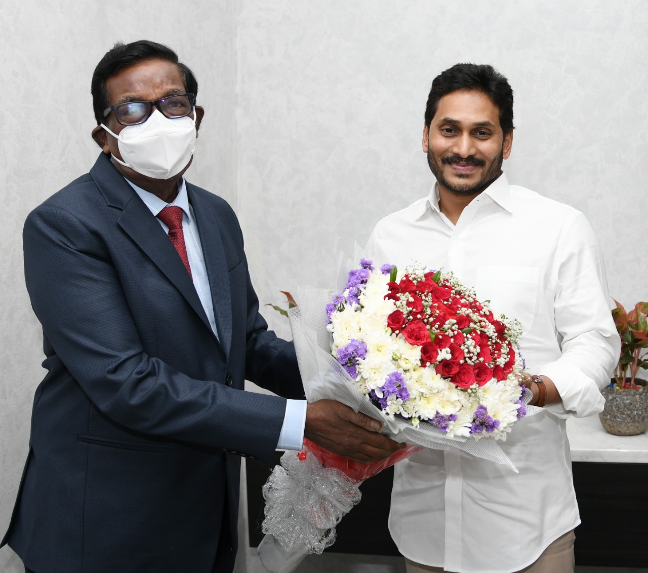 సీఎం వైఎస్ జగన్ను కలిసిన జస్టిస్ వి.కనగరాజ్ సీఎం వైఎస్ జగన్ను కలిసిన జస్టిస్ వి.కనగరాజ్