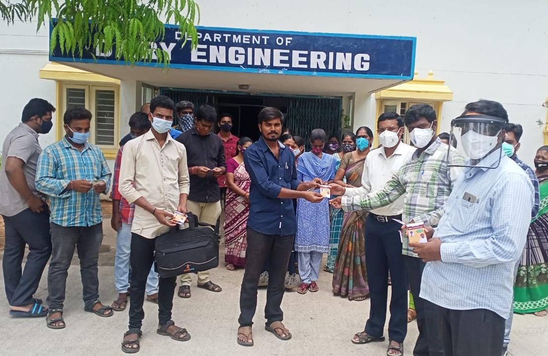 ఎస్వీ వెటర్నరీ వర్శటీతోపాటు తిరుపతిలో బీసీ జేఏసీ ఆధ్వర్యంలో ఆనందయ్య మందు పంపిణీ ఎస్వీ వెటర్నరీ వర్శటీతోపాటు తిరుపతిలో బీసీ జేఏసీ ఆధ్వర్యంలో ఆనందయ్య మందు పంపిణీ