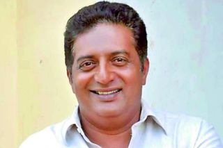 అలాంటప్పుడు నేను నాన్ లోకల్ ఎలా అవుతా?.. అకారణ శత్రుత్వం వద్దు: ప్రకాశ్ రాజ్ అలాంటప్పుడు నేను నాన్ లోకల్ ఎలా అవుతా?.. అకారణ శత్రుత్వం వద్దు: ప్రకాశ్ రాజ్
