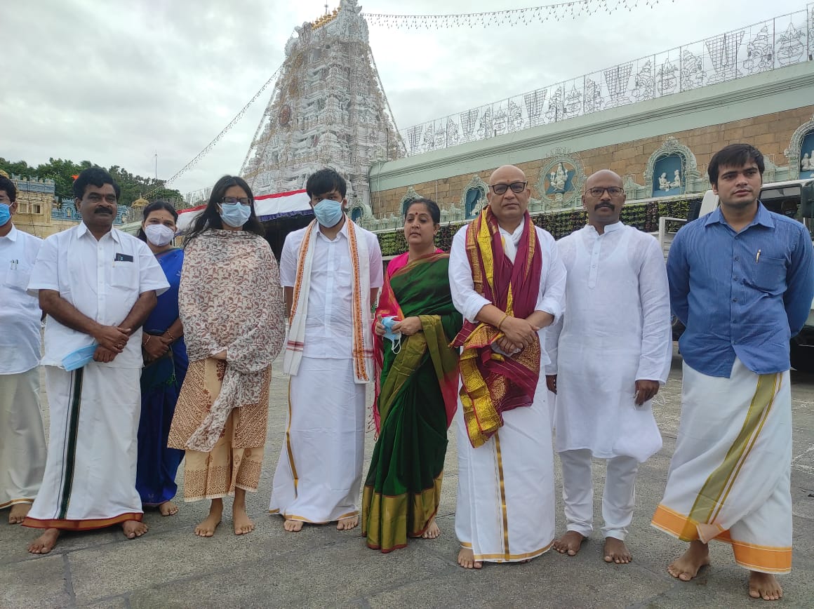 శ్రీవారిని దర్శించుకున్న రాష్ట్ర ప్రభుత్వ ప్రధాన కార్యదర్శి ఆదిత్య నాథ్ దాస్ శ్రీవారిని దర్శించుకున్న రాష్ట్ర ప్రభుత్వ ప్రధాన కార్యదర్శి ఆదిత్య నాథ్ దాస్